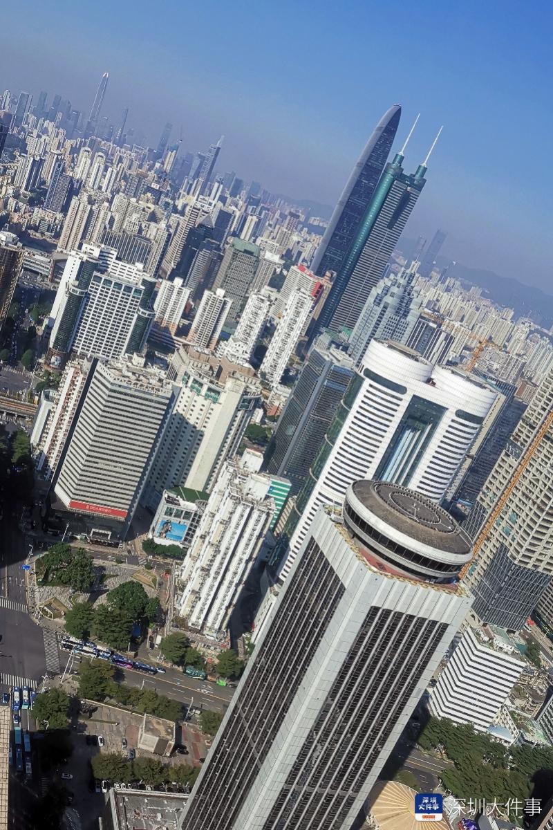 深圳24小时 南都讯 10月27日,在大中华国际交易广场顶楼直升机停机坪
