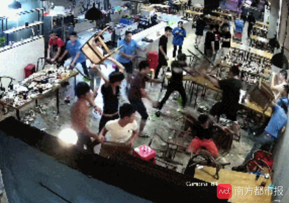 金湾烧烤店发生斗殴,夜宵讲话太大声,惹恼另一桌